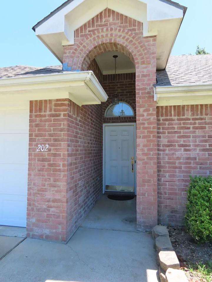 202 Ash Dr - Photo 3 of 37