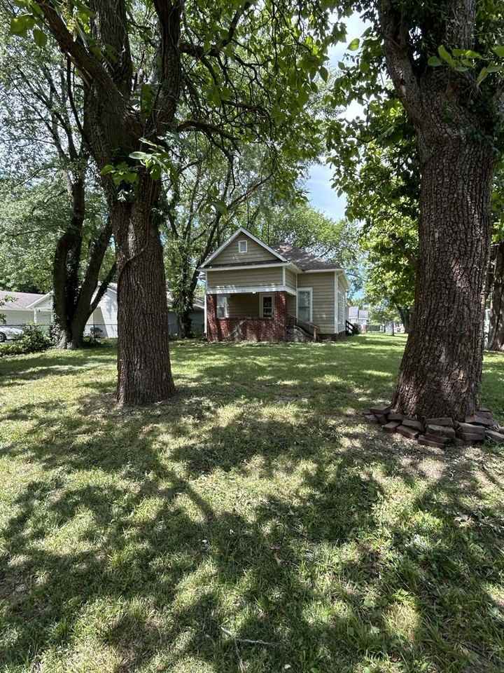 302 S Elm St - Photo 2 of 13