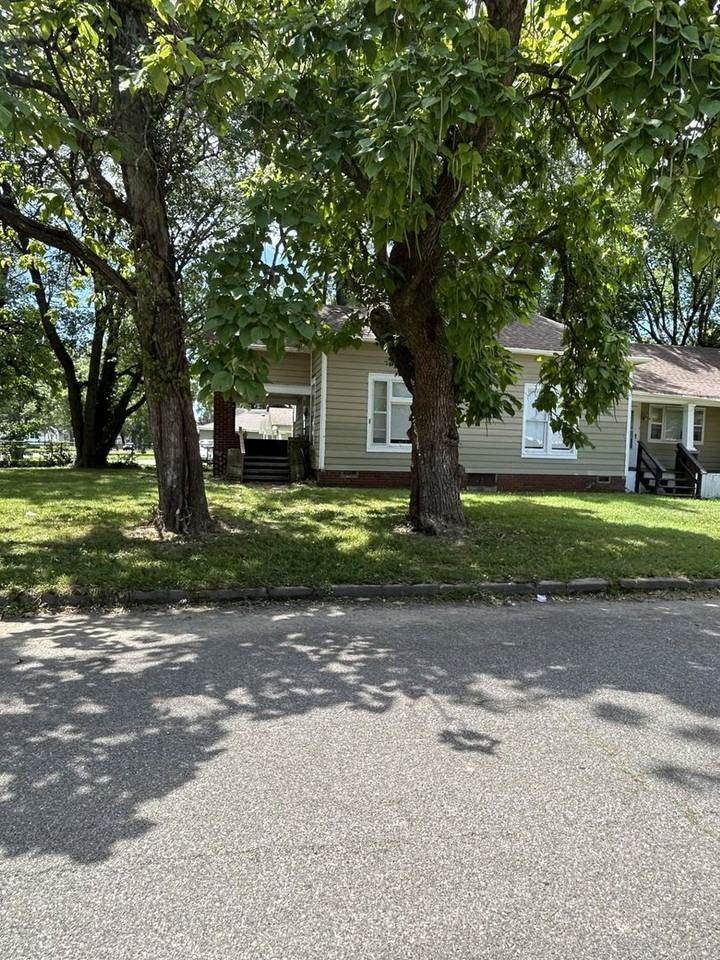 302 S Elm St - Photo 4 of 13