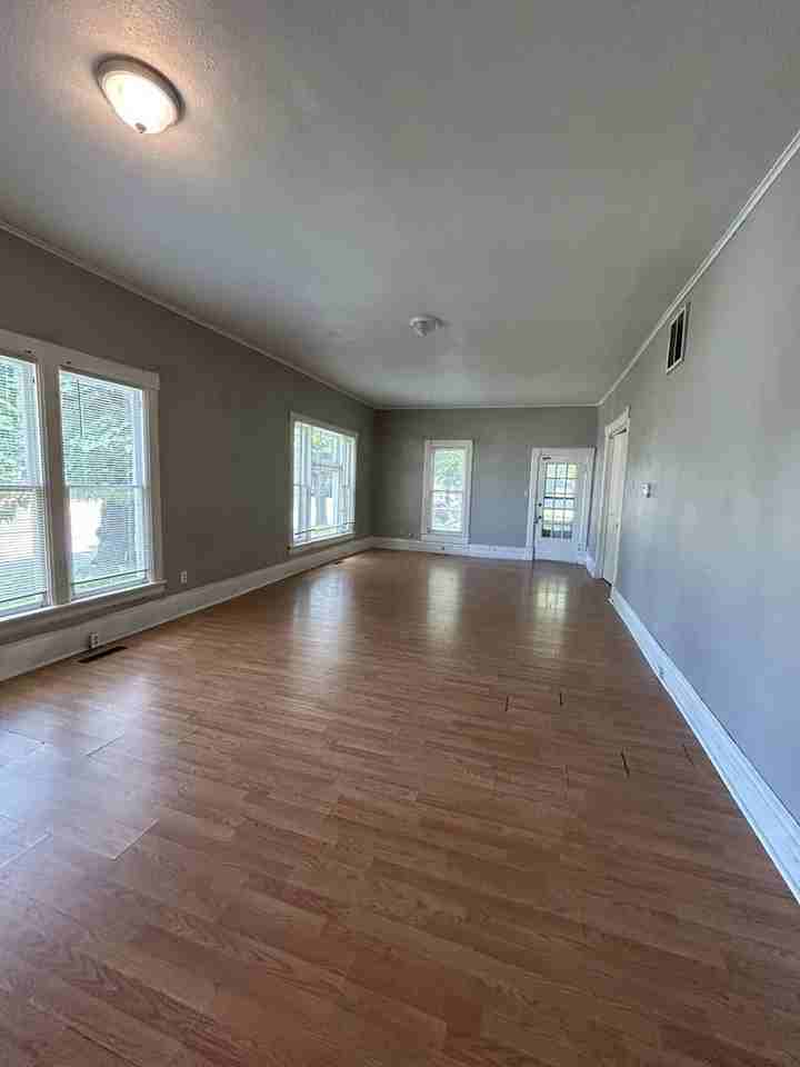 302 S Elm St - Photo 5 of 13