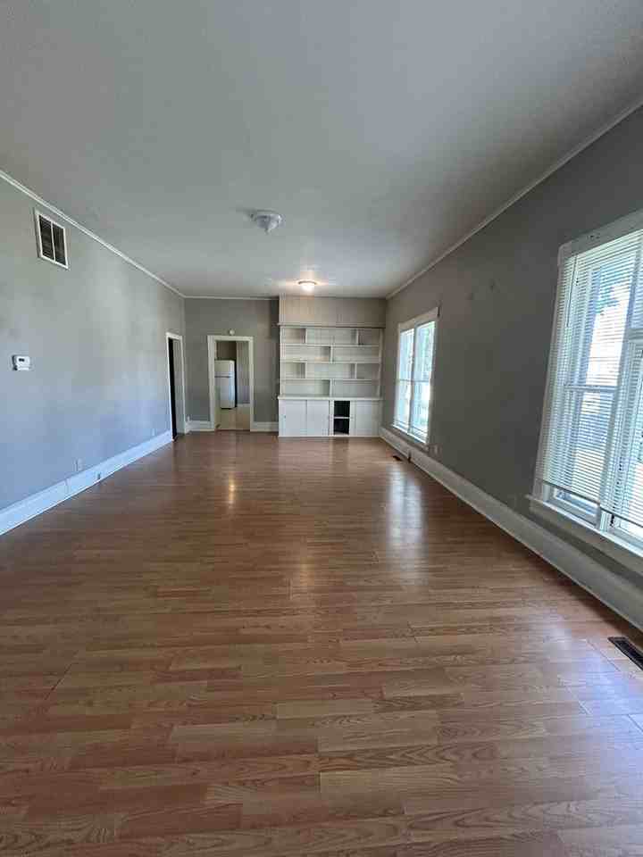 302 S Elm St - Photo 6 of 13