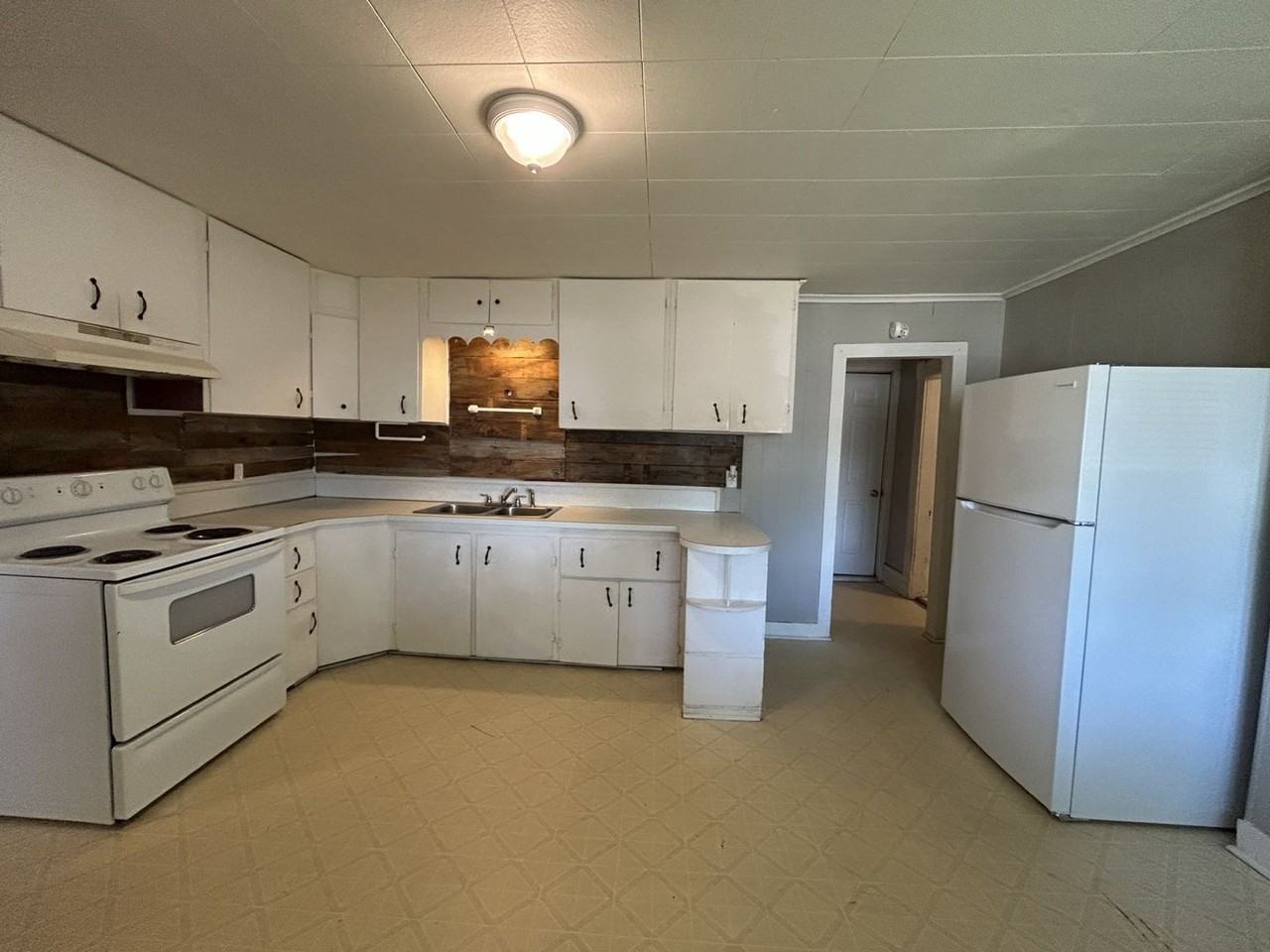 302 S Elm St - Photo 7 of 13