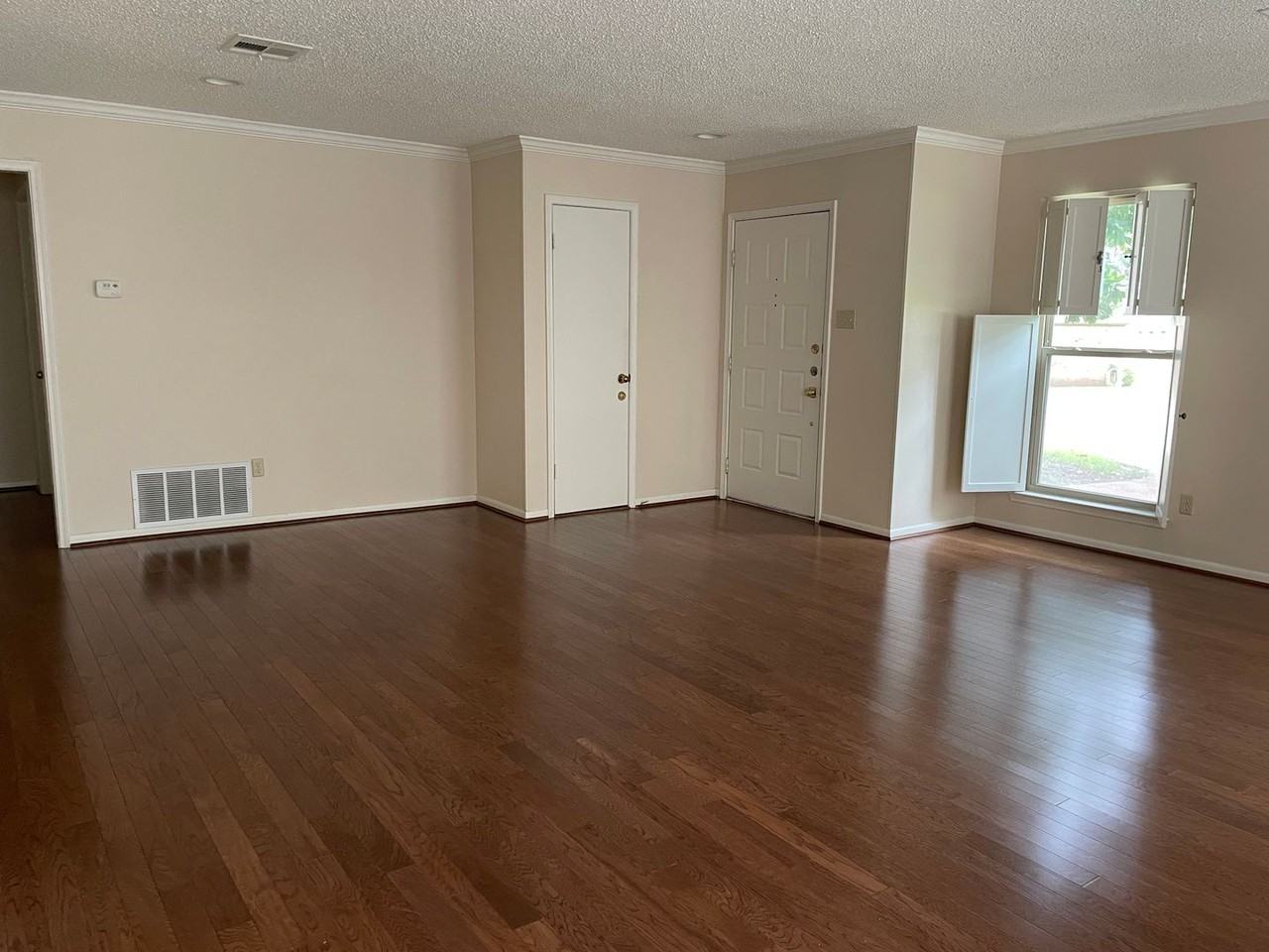 3332 Chimney Place Drive - Photo 4 of 23