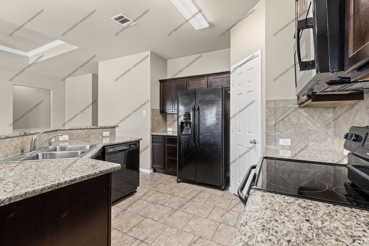 8012 Bridgepointe Dr - Photo 4 of 24