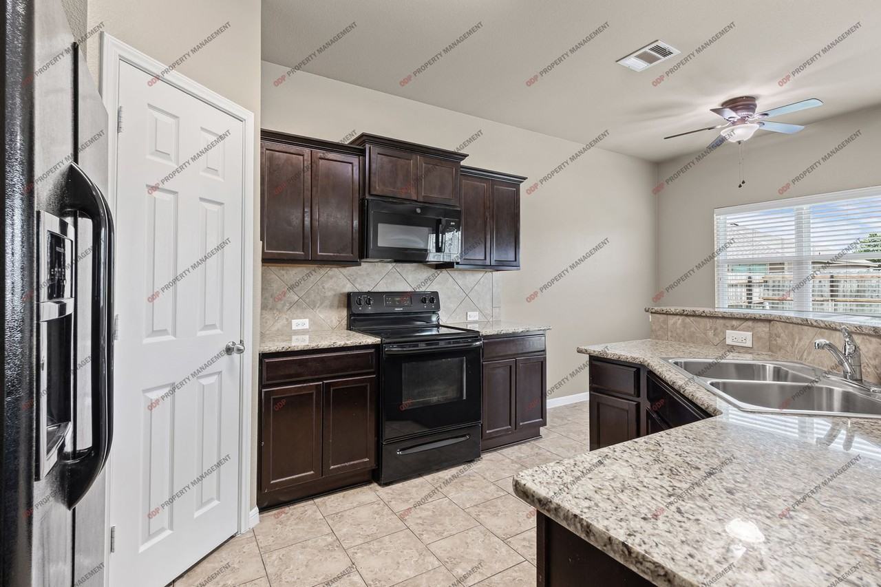 8012 Bridgepointe Dr - Photo 5 of 24