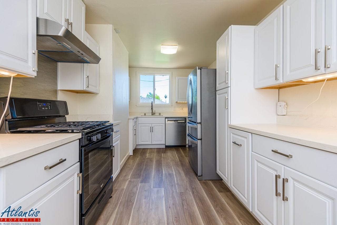 365 Macarthur Ave - Photo 4 of 17