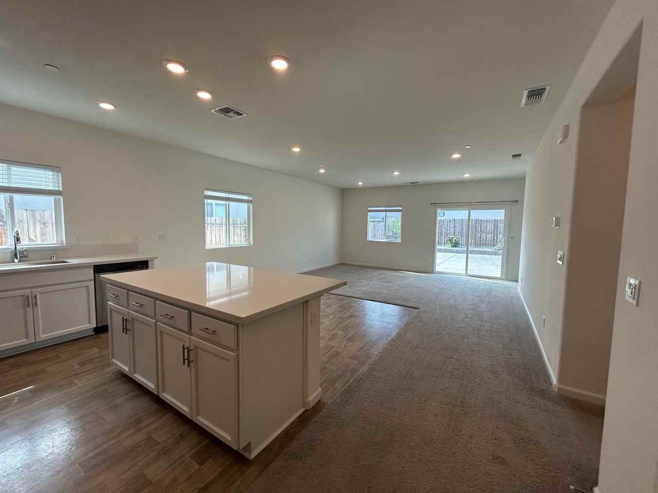 931 Grimsby Ln - Photo 4 of 29