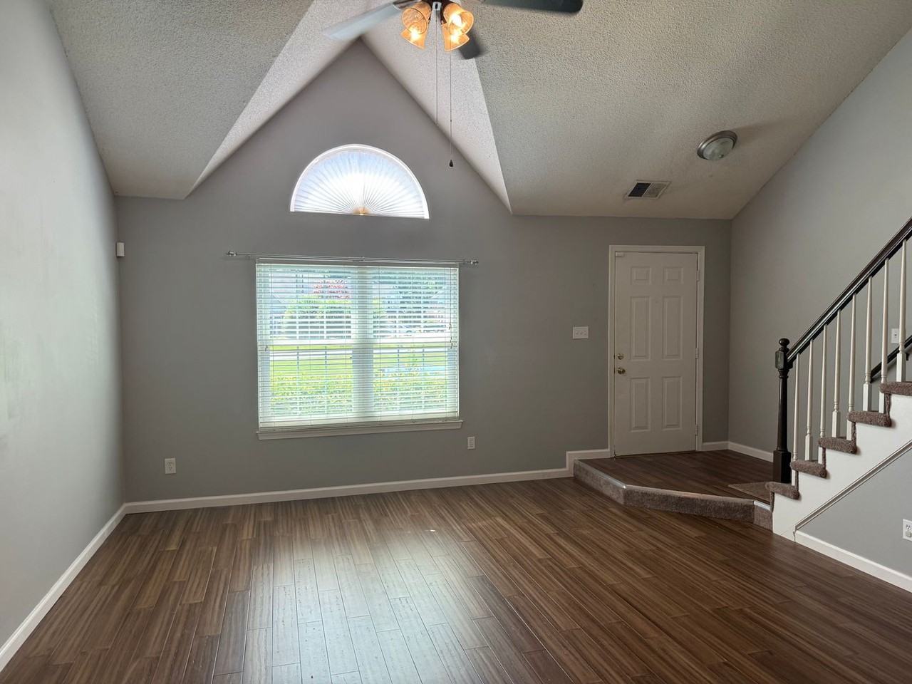 304 S Hill Ln - Photo 3 of 16