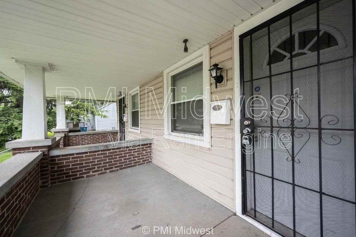 413 W 40th St - Photo 2 of 10