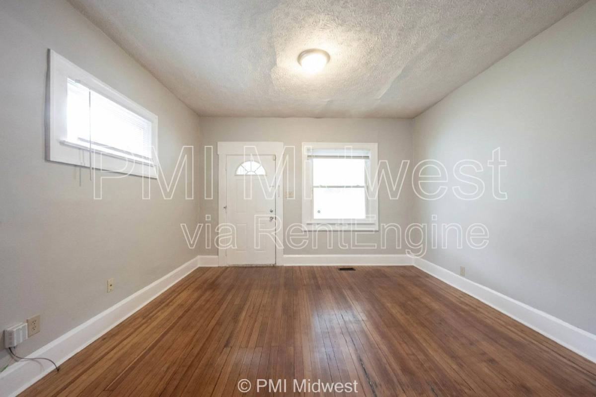 413 W 40th St - Photo 3 of 10