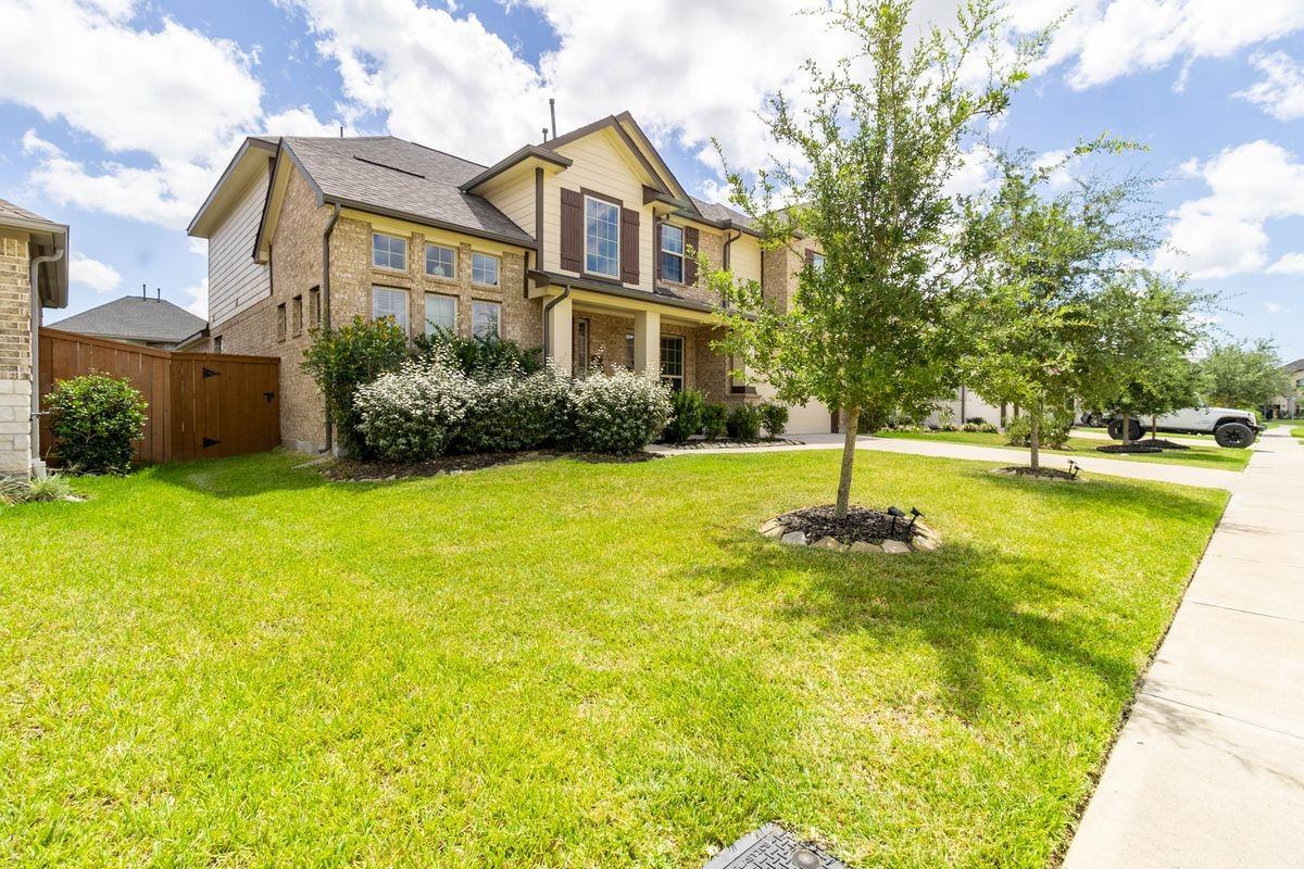 3010 Flora Manor Dr - Photo 2 of 32