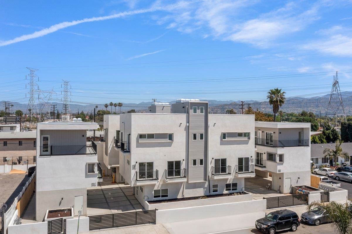 10961 Calvert St - Photo 2 of 39