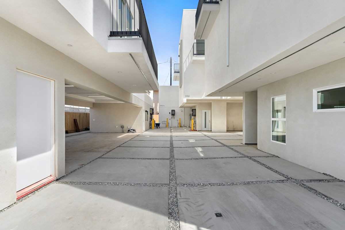 10961 Calvert St - Photo 3 of 39