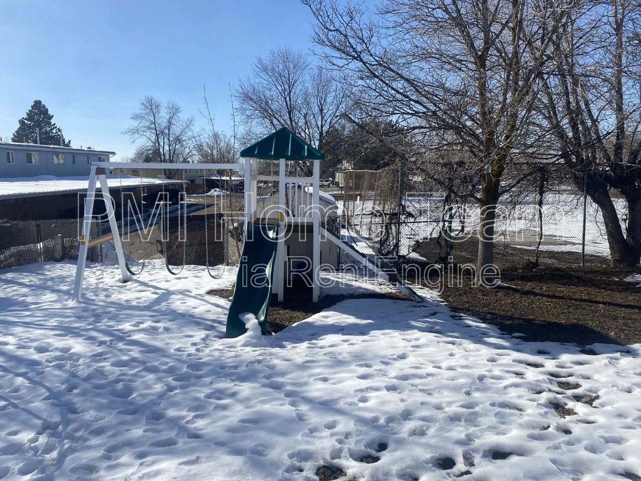 1095 Nalder St - Photo 4 of 26