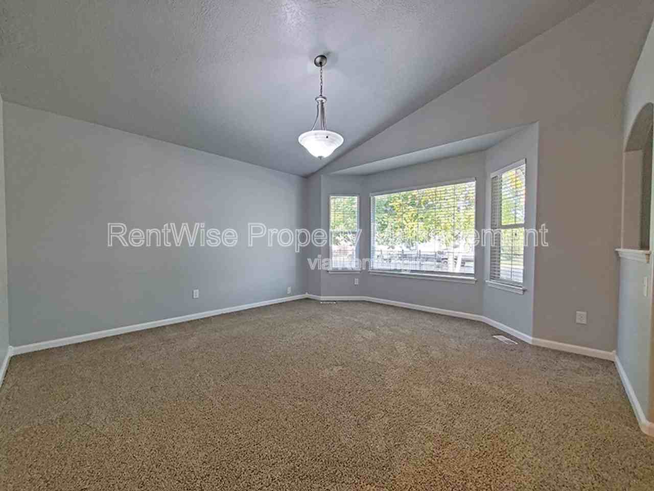 575 W Elias St - Photo 5 of 20