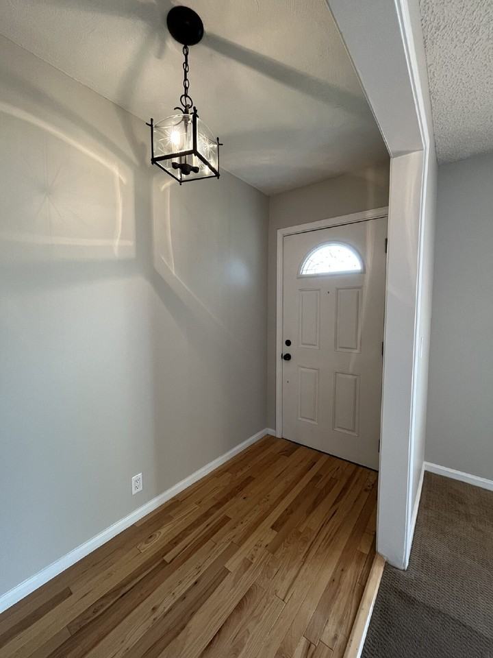 108 Colony Point East - Photo 2 of 25