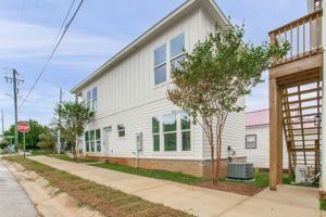 featured image of 923 W Belmont St