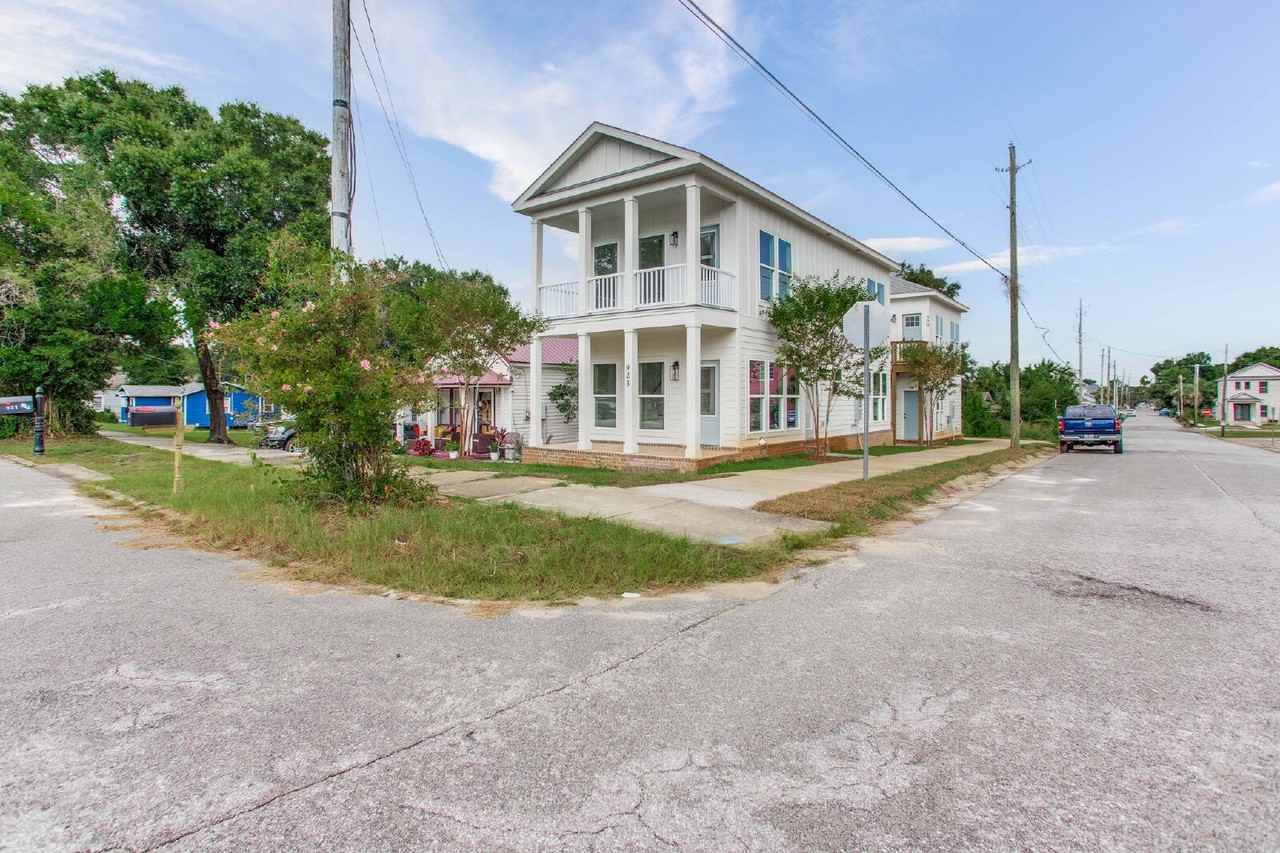 923 W Belmont St - Photo 4 of 38