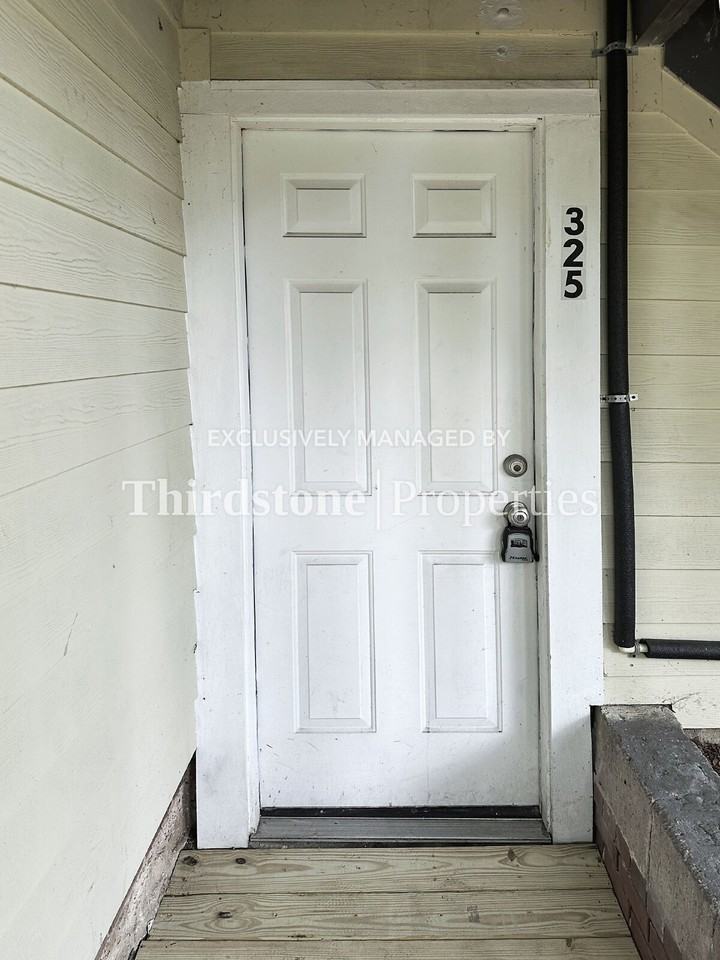 325 W 7th St - Photo 2 of 18