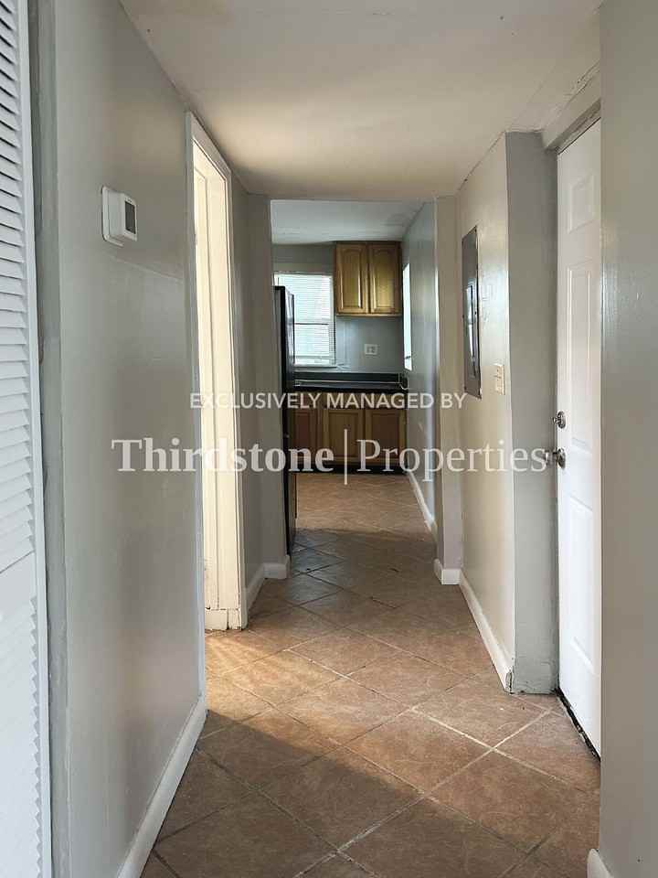 325 W 7th St - Photo 3 of 18