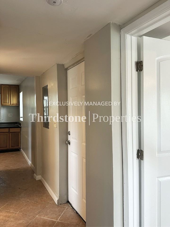 325 W 7th St - Photo 6 of 18