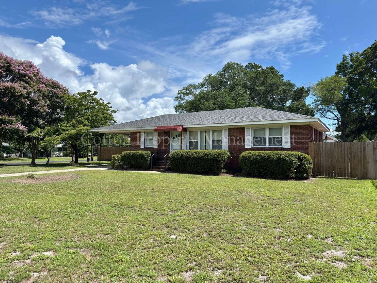 301 Toulon Dr - Photo 2 of 37