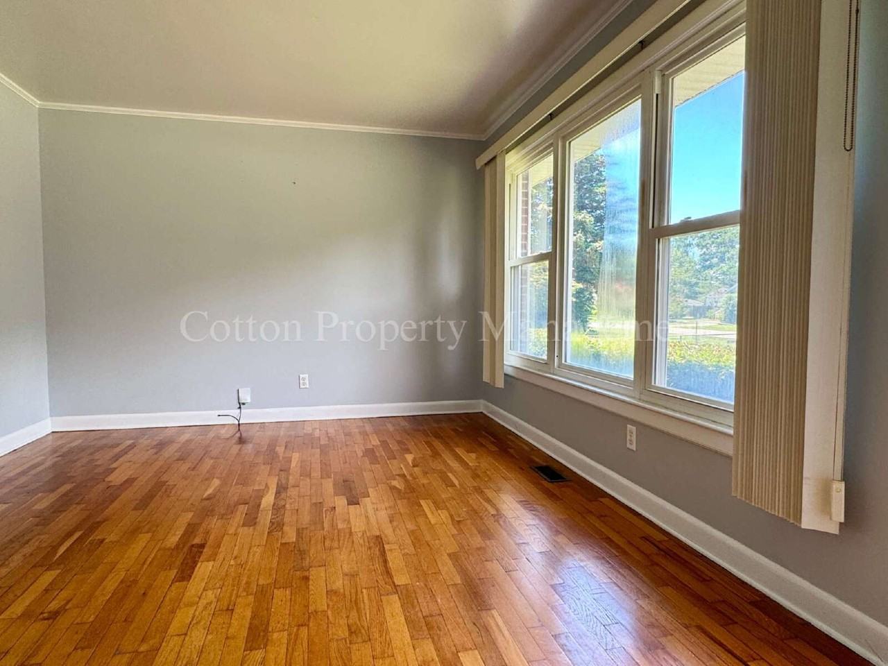 301 Toulon Dr - Photo 5 of 37