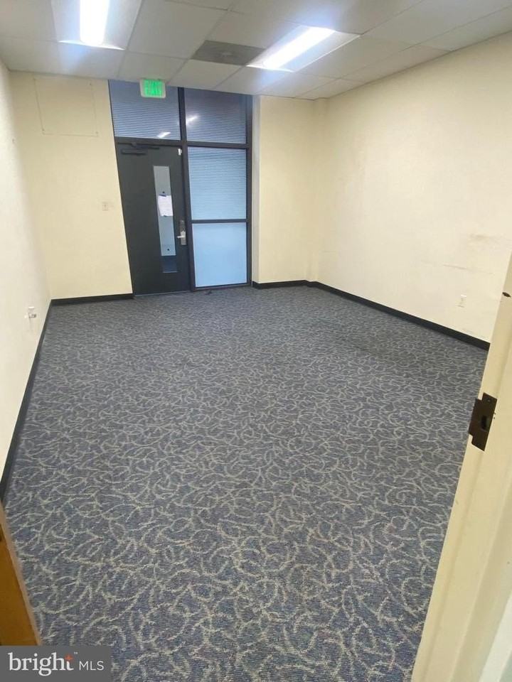 190 W Ostend St - Photo 4 of 11