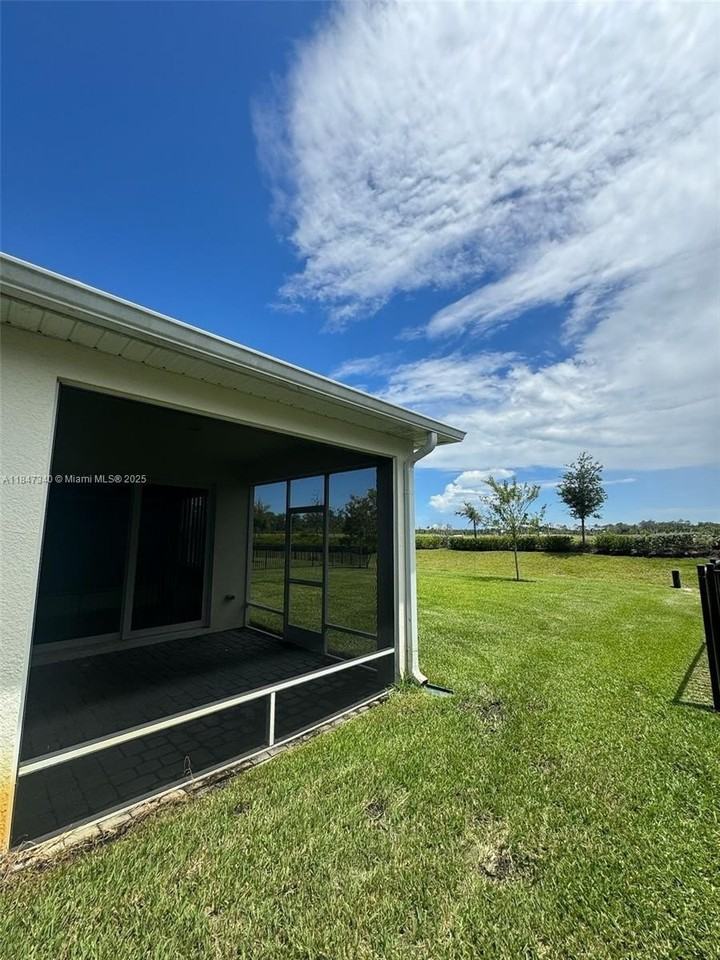 6712 Nw Cloverdale Ave #6712 - Photo 4 of 29