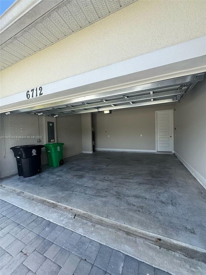 6712 Nw Cloverdale Ave #6712 - Photo 7 of 29