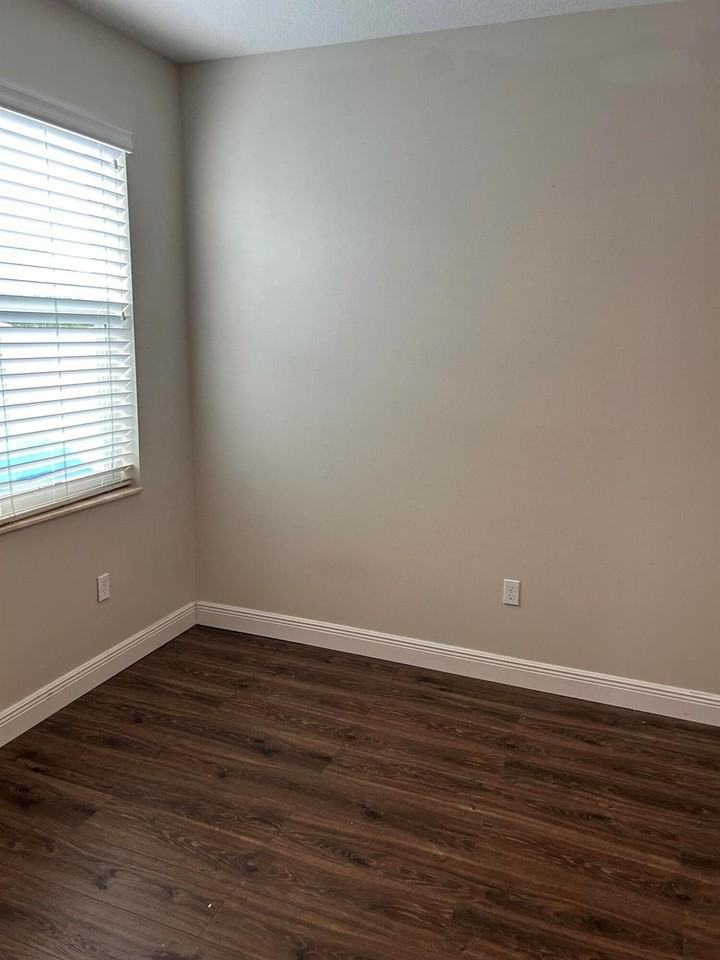 902 Sw Abbot Ave - Photo 3 of 17