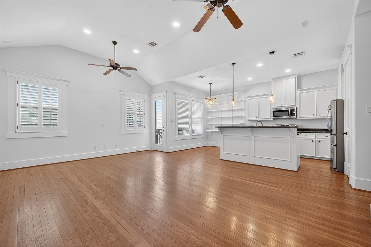 1042 W 25th St - Photo 5 of 47