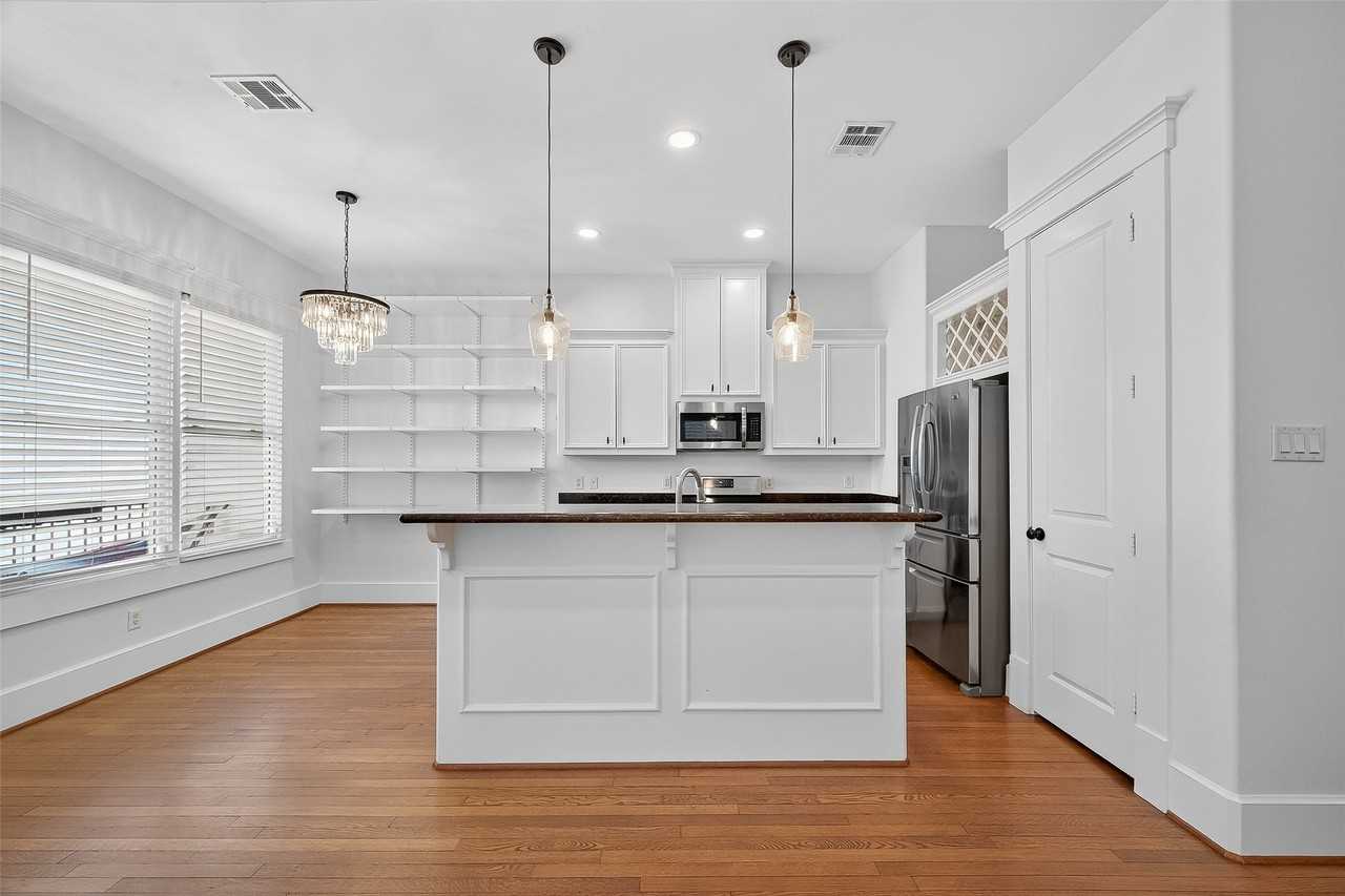 1042 W 25th St - Photo 6 of 47