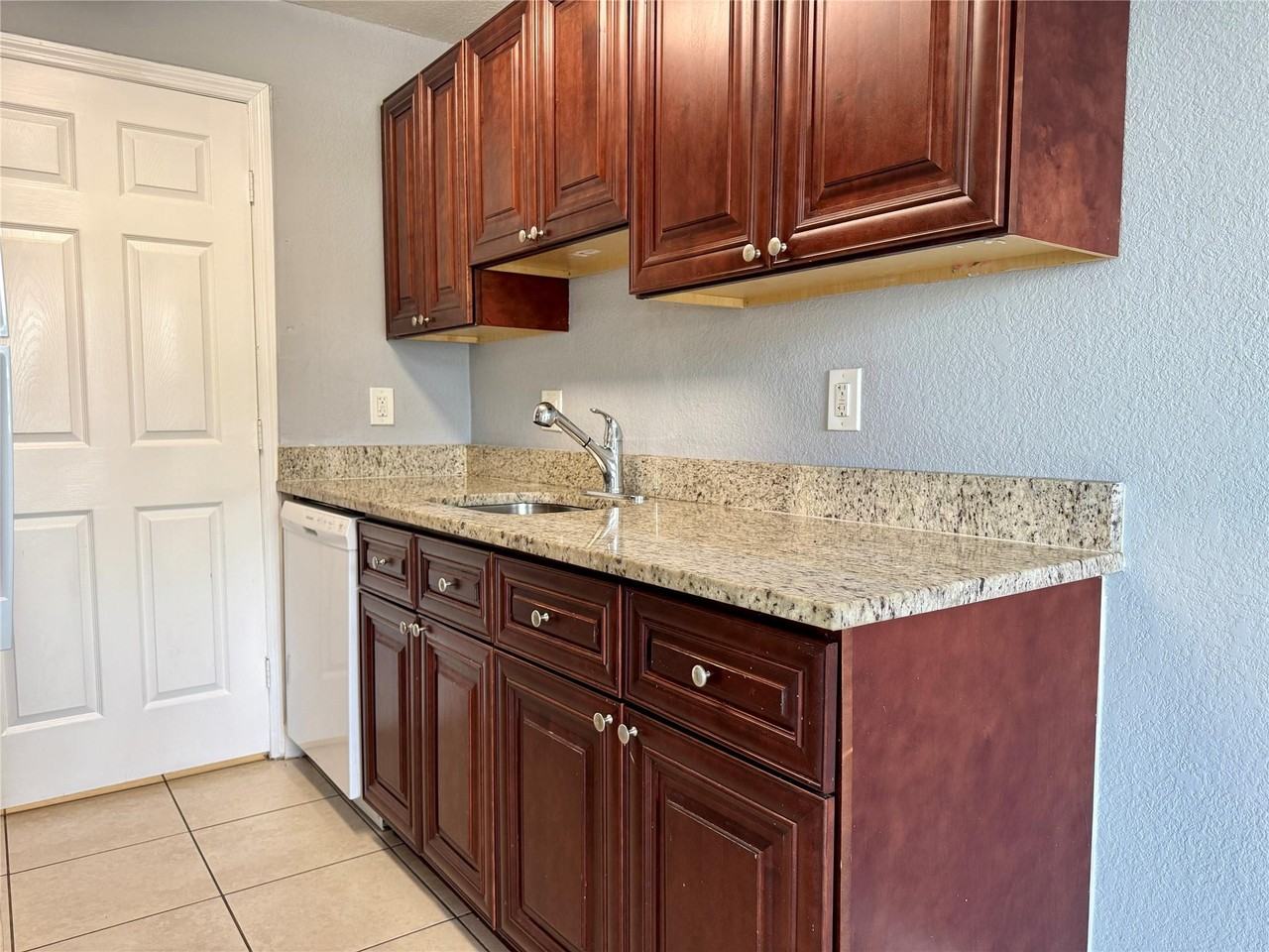 838 Sw 14th St - Photo 7 of 33