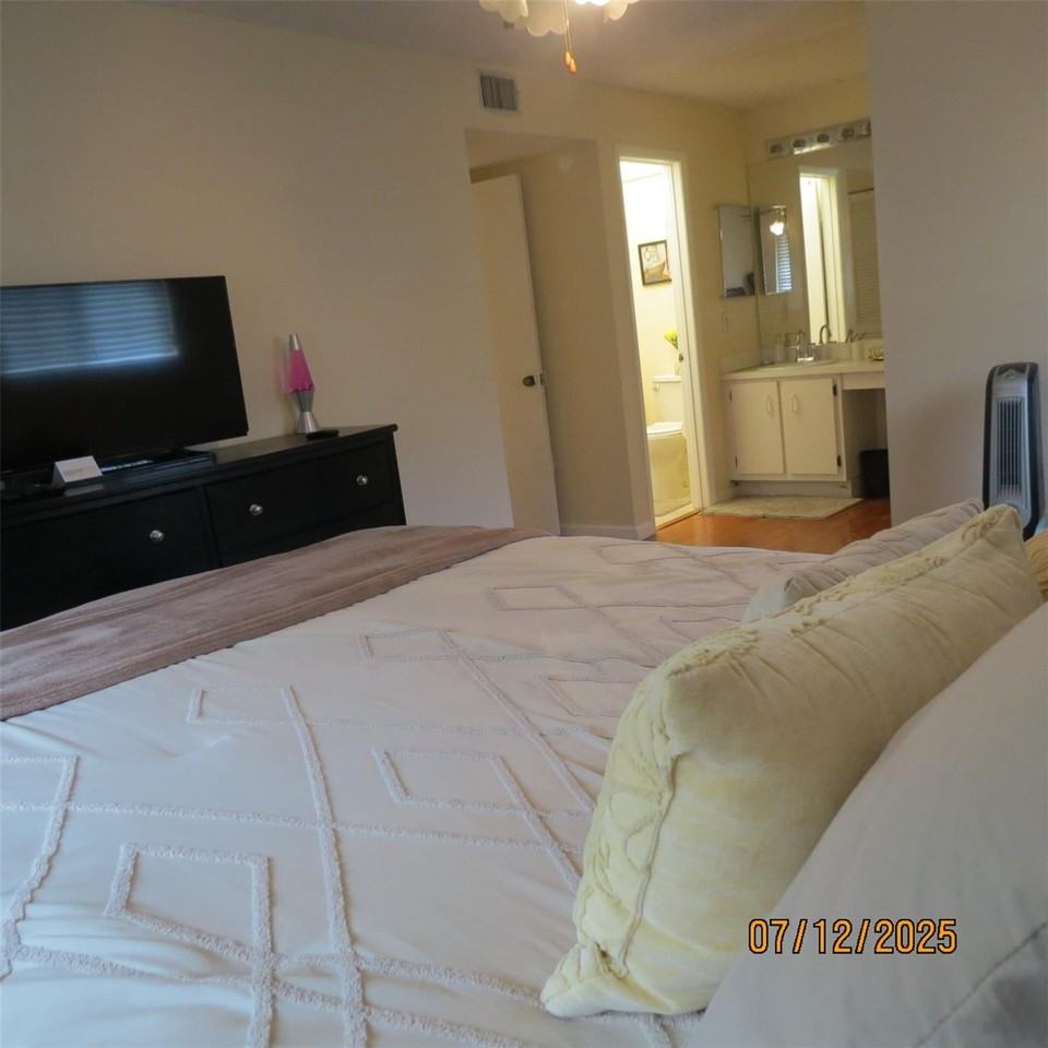 20680 Ne 4th Ct - Photo 2 of 8