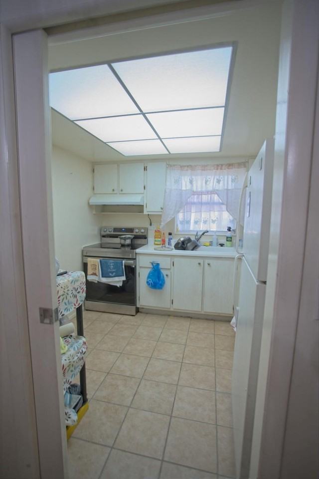 2833 Crosley Drive W - Photo 4 of 22