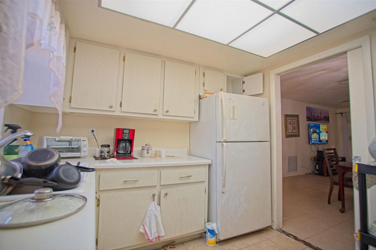 2833 Crosley Drive W - Photo 7 of 22