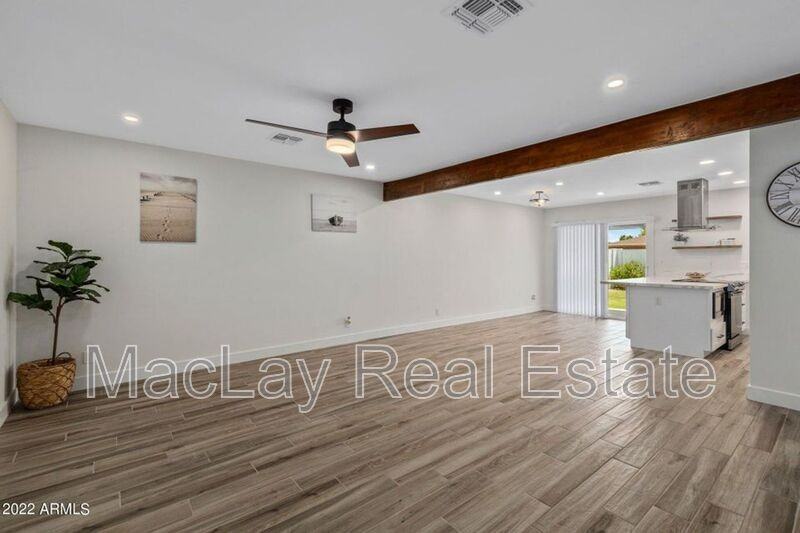409 N Arrowhead Dr - Photo 3 of 23