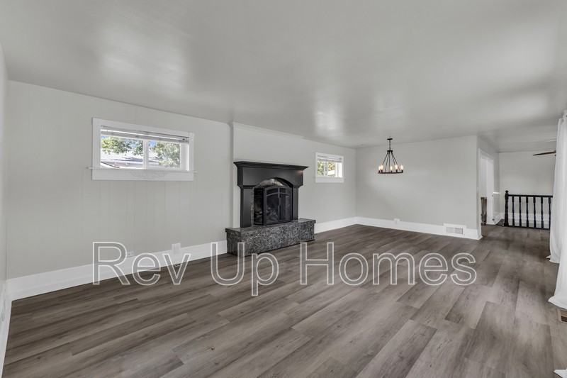 309 Es - Photo 2 of 30