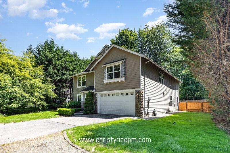 845 Front St S - Photo 2 of 21