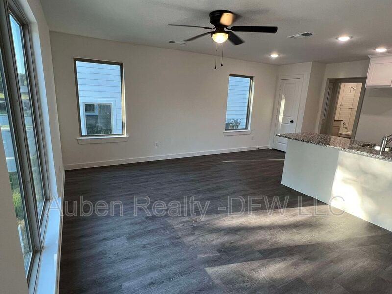 2526 S Fannin Ave - Photo 5 of 20