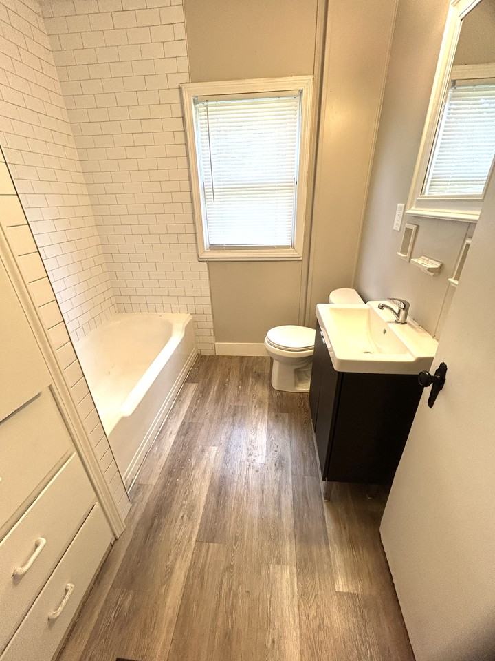 1366 Duxberry Ave - Photo 4 of 20