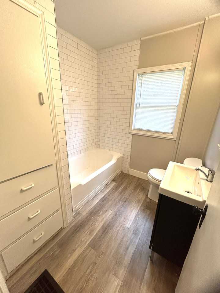 1366 Duxberry Ave - Photo 5 of 20