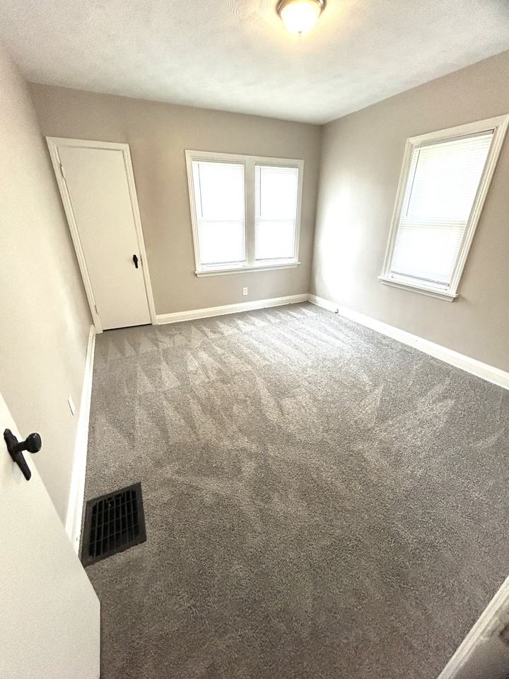 1366 Duxberry Ave - Photo 6 of 20