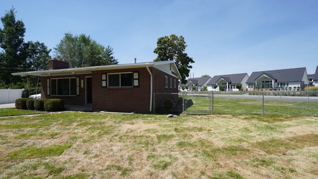 2383 Oakridge Dr - Photo 2 of 17