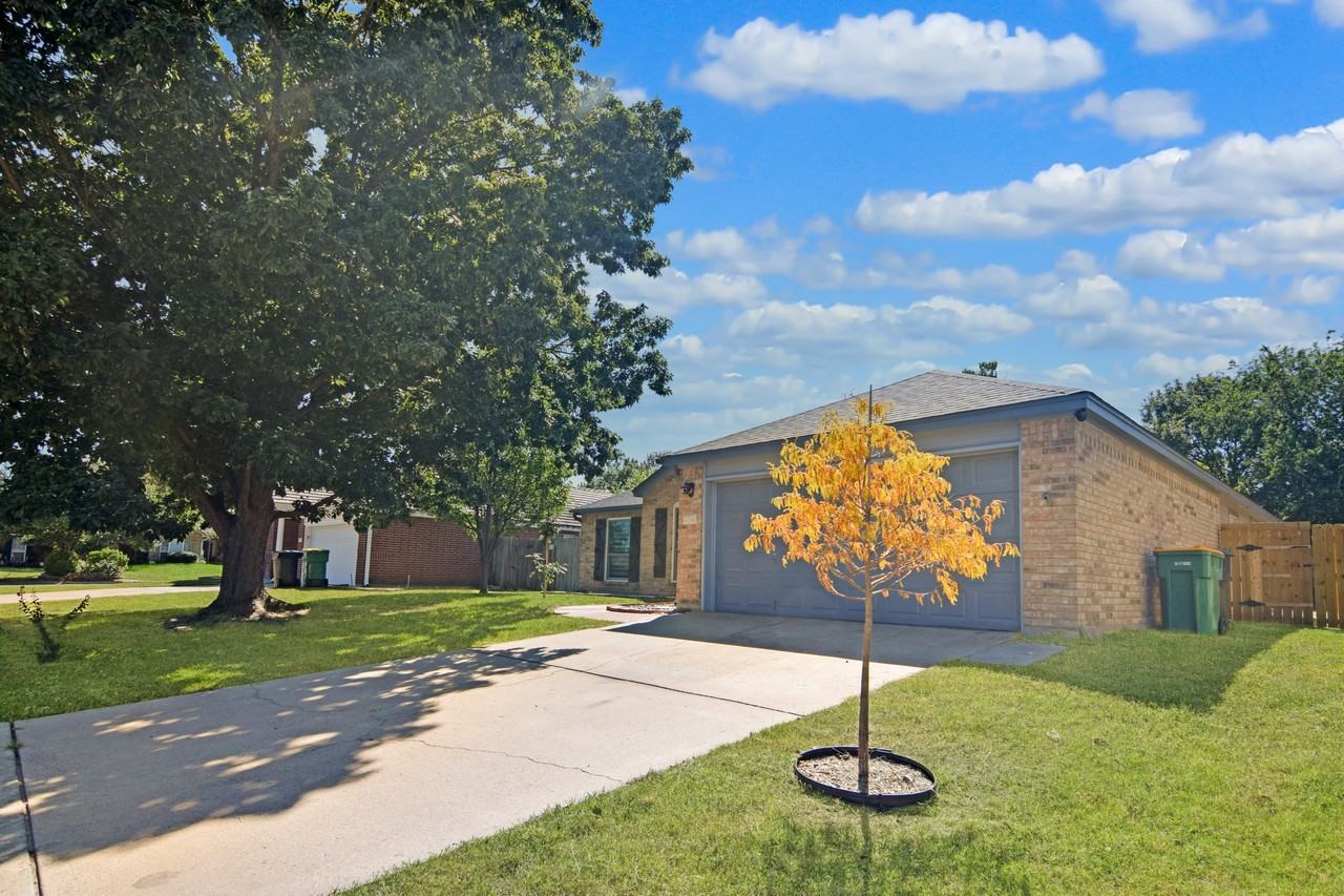 4714 Danbury Dr - Photo 2 of 20