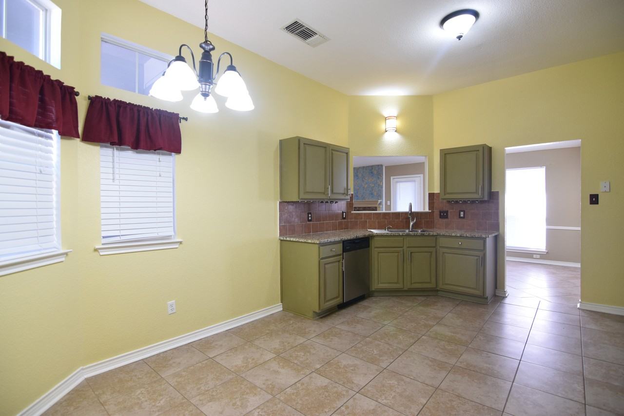 4714 Danbury Dr - Photo 6 of 20