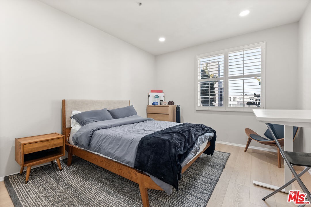 4060 Glencoe Ave - Photo 3 of 4