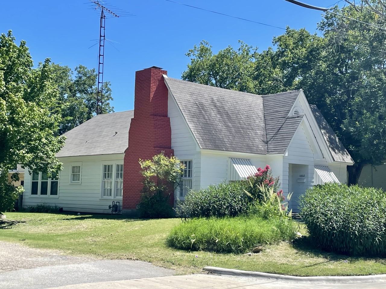 1002 W 3rd St #NA - Photo 2 of 15