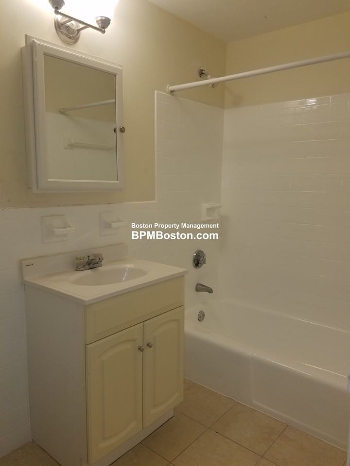 55 Elmwood Park #4 - Photo 5 of 6